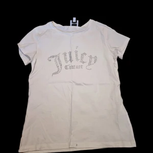 Vit Juicy Couture t-shirt - Vit t-shirt från Juicy Couture med alla stenar kvar, knappt använd💗