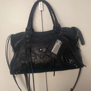 Väska 🩷 - Cool svart handväska med spegel och snygga metalldetaljer. Riktig pris 800kr , Men jag säljer den för 500kr🩷Vi kan diskutera priset!