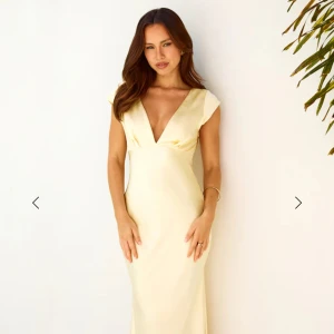 Ljusgul långklänning  - Säljer en elegant ljusgul långklänning med  v-ringning och breda axelband. Klänningen är endast använd en kväll, ny skick . Säljer den som nypris eftersom det var en hög frakt och tullavgift.  Perfekt för speciella tillfällen. Pris kan diskuteras 