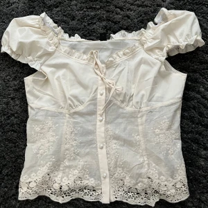 Cremevit blus med spetsdetaljer - Söt vit blus med puffärmar, söta detaljer. XL, oanvänd💗
