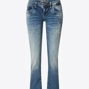 Blå bootcut jeans från Ltb - Säljer de populära blå bootcut jeans från Ltb, modellen Valaire. Storlek 27/30. Jeansen har låg midja, lätt slitna detaljer. Köpa för 915 kr💕Säljer så de inte kommer till användning🥰