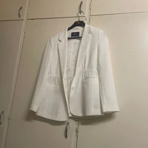 vit kavaj - oanvänd kavaj från bikbok passar fint till student.