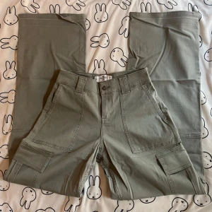 Cargobyxor - Fina cargobyxor från Hollister, Midjan är stretchig och innerbenslängden är 85 cm 🩷