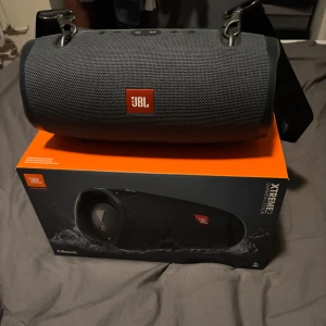 JBL XTREME 2 högtalare - JBL XTREME 2 högtalare🔊Helt slut såld och är fräsch👌Nyskick🤩laddare, box etc. Vill bli av med snabbt så pris kan diskuteras vid snabb affär😁