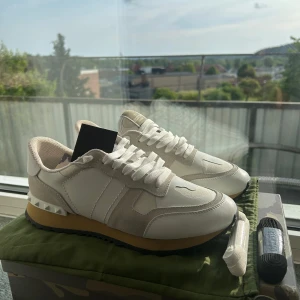 Valentino Rockrunners  - Säljer ett par snygga Valentino sneakers i vitt skinn och mocka med beige. Storlek 43 men passar även 42, har använts några gånger inga repor eller något liknande. pris går att diskuteras 😊 