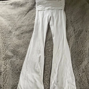 Vita bootcut Yoga pants från Gina Tricot - Säljer ett par vita byxor från Gina Tricot, yoga pants som är bootcut i str 146-152 (de är för små för mig)