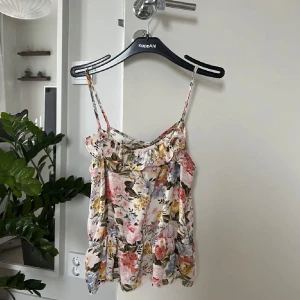 Blommönstrat linne med volang  - Använd några få gånger, som ny, normal i storleken 