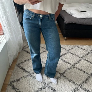 Straight jeans - Straight jeans från weekday. Lite tighta på mig som vanligtvis har S.  