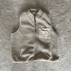 Teddy väst - Super gosig teddy väst ifrån Only, är i strl XL men sitter som S/M🤍