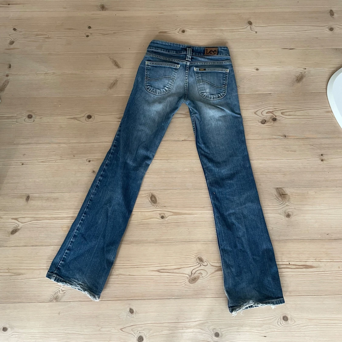 Lågmidjade blå bootcut jeans från Lee med slitningar - 1