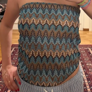 Missoni topp - Missoni inspirerad tubtopp. Är typ en kjol egentligen men jag har använt den såhär. Men som kjol slutar den under rumpan. Supersöt, går att scruncha upp med bandet som på bilden. Storlek m men passar s-m. 
