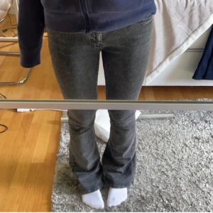 Grå bootcut jeans - Säljer ett par gråa bootcut jeans med snygg och normal passform upptill som går ut i ett bootcut vid bensluten. Perfekta till sneakers eller boots.
