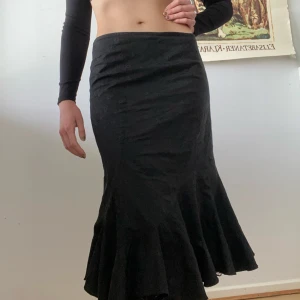 Svart midikjol med volang och spets - Supersnygg svart kjol med volangkant och spetsdetaljer på innerkanten✨ köpt på humana 