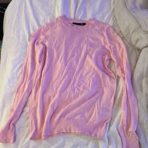 Ljusrosa tröja från 157 - Säljer en ljusrosa tröja från 157 i storlek M. Tröjan har rund halsringning och långa ärmar. Perfekt för lager-på-lager och enkel att matcha med olika outfits. Pris går alltid att diskutera