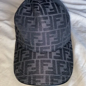 Fendi keps - Helt ny oanvänt Fendi keps kommer med tags(storlek M) 