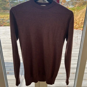 John Henric tröja - En jätte fin vin röd John Henric tröja i 100%  merinoull