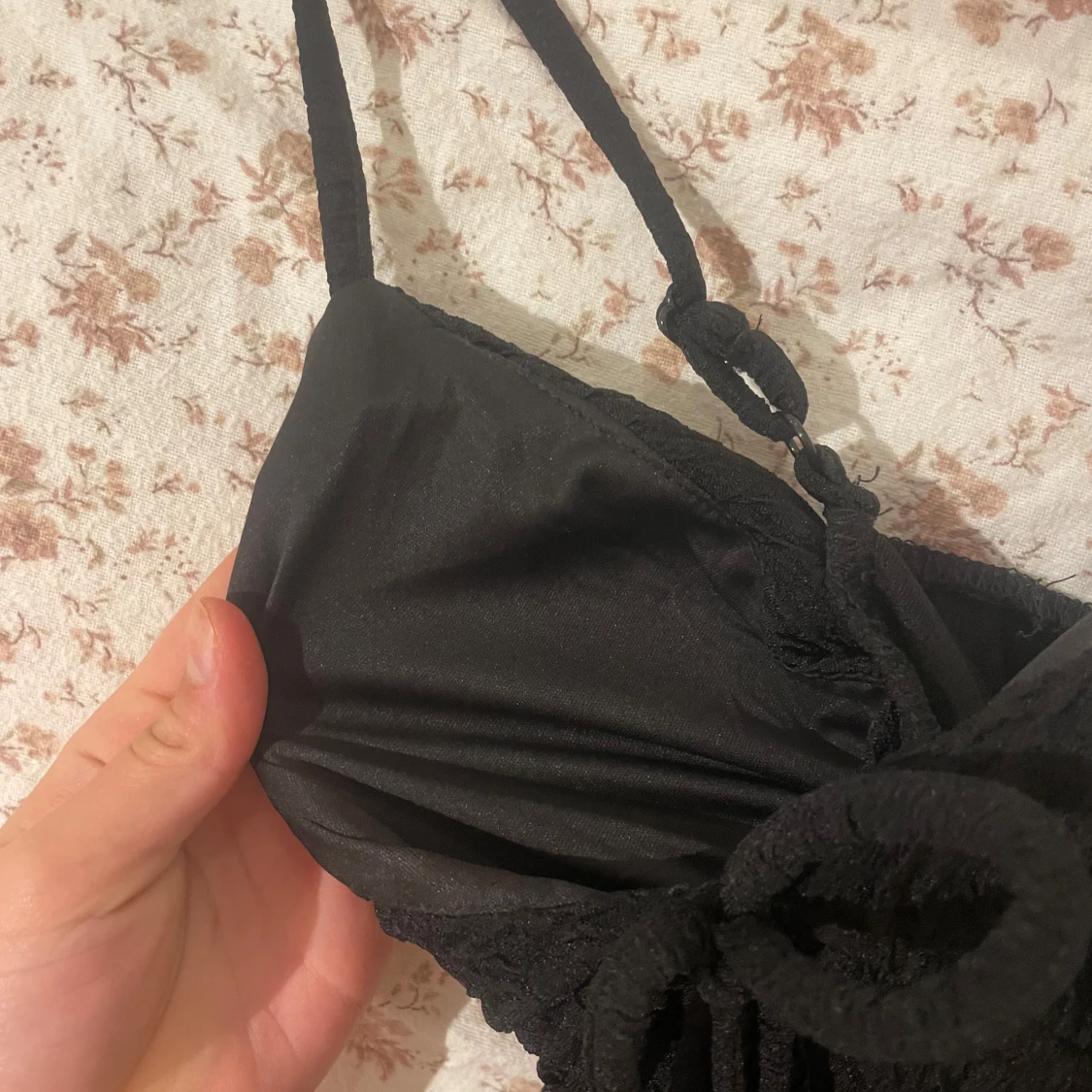 Svart ribbad linnetopp med knyt - 2