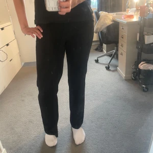 Svarta kostymbyxor  - Säljer ett par kostymbyxor.Midwaist/highwaist.Pris går att diskutera💕