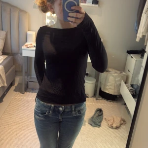 Svart Intimissimi tröja  - En enkel och stilren svart långärmad topp med rund halsringning. Sitter tight och passar perfekt till jeans eller kjol. Perfekt basplagg i garderoben.