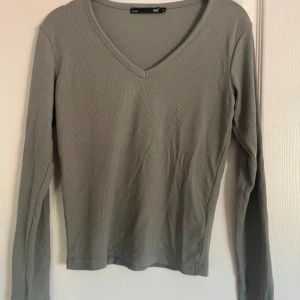 Ljusgrön ribbad långärmad tröja från lager 157 - Säljer en enkel och stilren ljusgrön långärmad tröja från lager 157. Tröjan är ribbad och har en v-ringad halsringning. Perfekt att matcha med jeans eller kjol för en avslappnad look.
