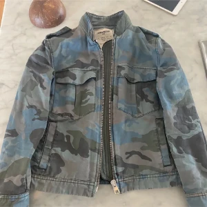 Camouflage jeansjacka från Zadig & Voltaire - Säljer denna jätte snygga camouflagefärgad jeansjacka från Zadig. Perfekt för dig som vill ha en cool och avslappnad stil. Jätte bra skick bara använd några gånger.