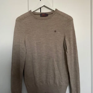 Beige stickad tröja från Morris -  Vi Säljer en klassisk beige stickad tröja från Morris i 100% merinoull. Tröjan är i storlek S och aldrig andvänd( bortdragen prislapp). Pris kan diskuter vid snabb och smidig affär.