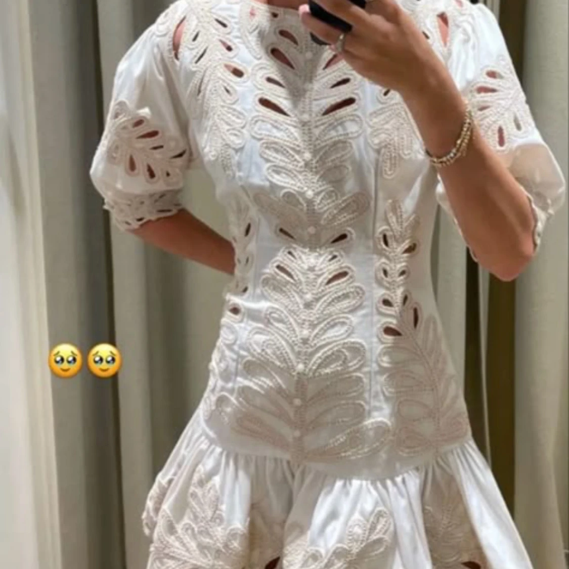 Vit klänning med spetsdetaljer