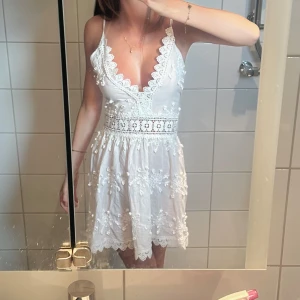 By malina klänning 😍 - Super fin klänning från by Malina som är tyvärr är lite stor för mig, bra skick🥰