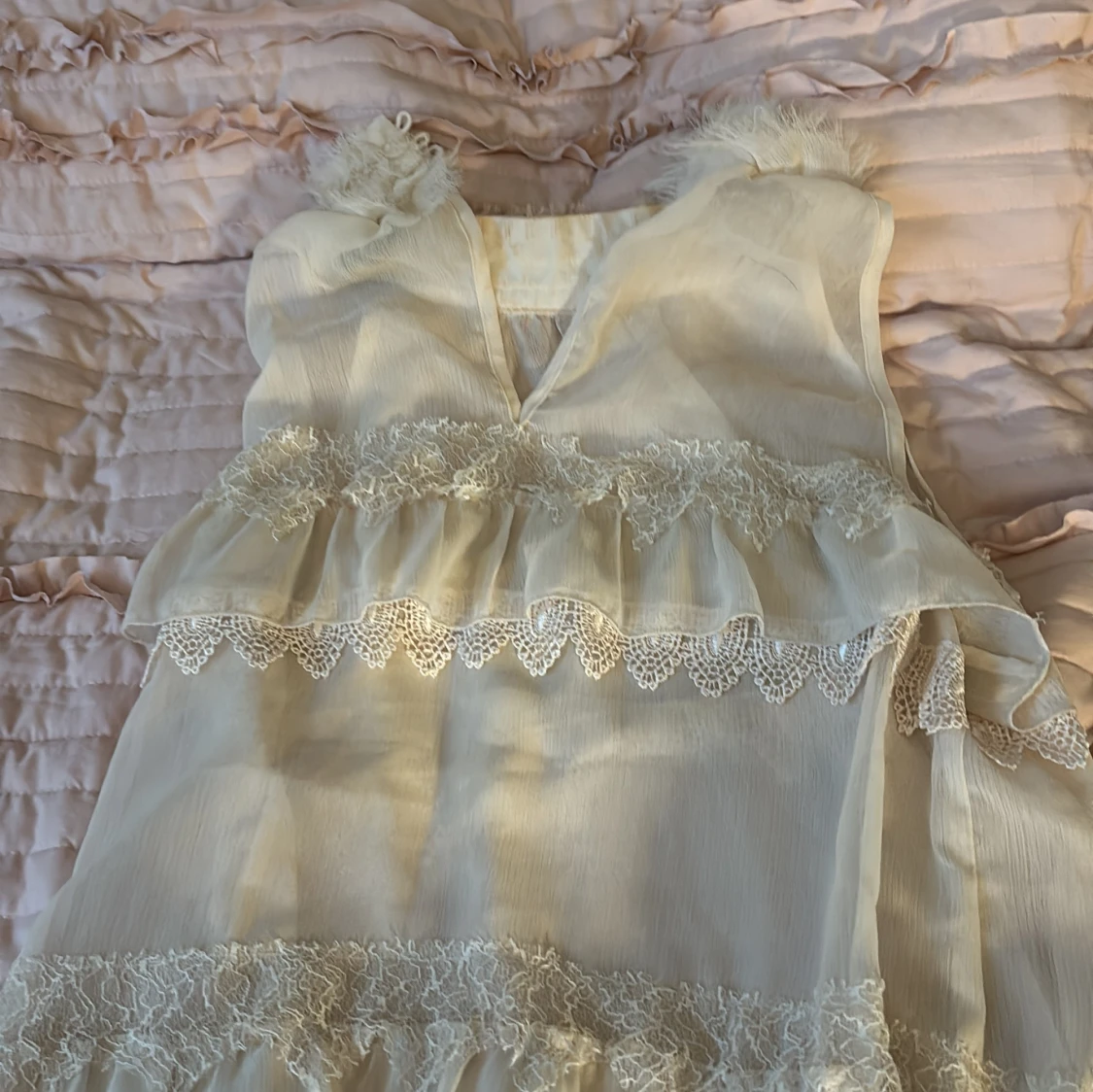 Vit volangblus med spets från STOCKH LM - 2