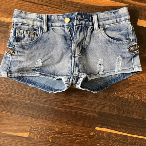 Lowwaist jeansshorts med slitningar - Supersnygga helt oanvända💕 har ingen bild på då de inte passar mig💕 midjemått rakt över ca 37cm