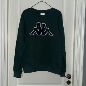 Grön sweatshirt  - Grön sweatshirt från märket KAPPA. Tröjan är i storlek M, den sparsamt använd därav i gott skick 