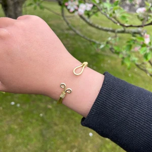 Armband  - 🌸Går att böja ut eller in för att få din perfekta passform 🌺 🌸Finns både i silver och guld✨  Gör även customs!! Skicka in bild eller din idé så kan vi nog säkert lösa det 🥰