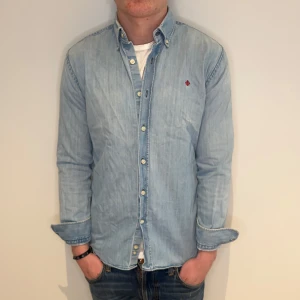 Morris jeansskjorta  - Morris jeansskjorta | Skick: 9/10 | Size - S | Fraktar via postnord eller instabox på köparens bekostnad | Hör av dig vid minsta fråga eller fundering // RDL