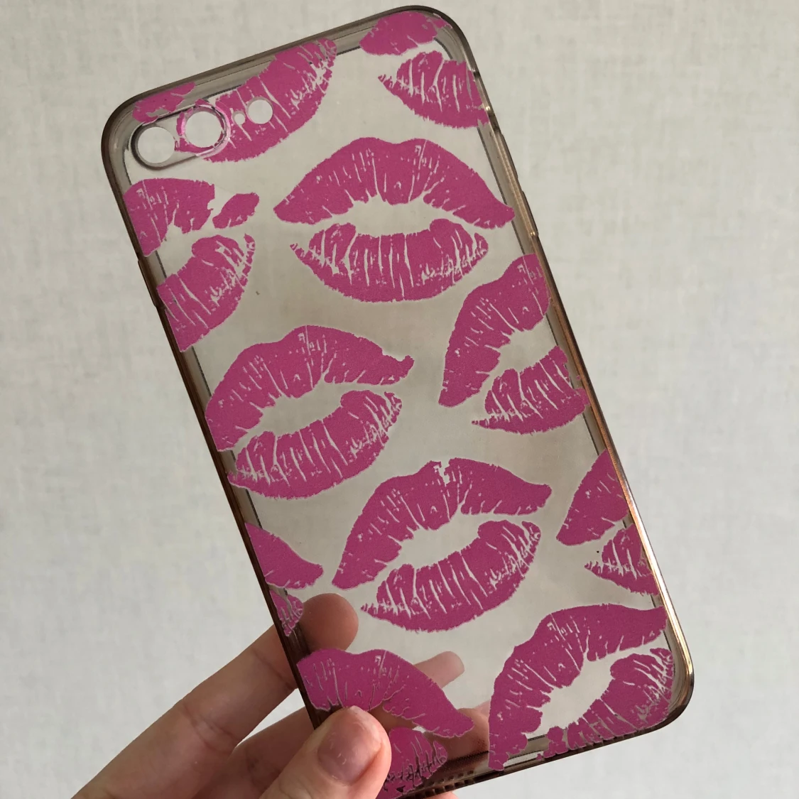 Mobilskal med rosa läppar