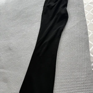 Svarta bootcut jeans från Wrangler - Säljer ett par svarta bootcut jeans från Wrangler. Byxorna har klassisk femficksdesign, hällor för bälte och en snygg bootcut passform. Perfekta för dig som gillar en tidlös och stilren look.