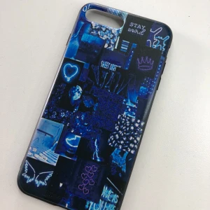 Blått mobilskal med neonmotiv - ❗️SKRIV TILL MIG VID KÖP❗️Säljer ett mobilskal med blått neoninspirerade motiv. Till IPhone 7/8 plus. Använt få gånger och är som nytt. 