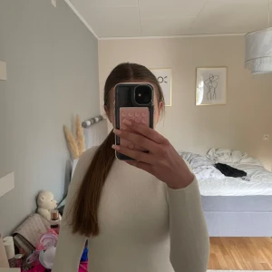 Vit stickad tröja från Zara - Otroligt mjuk stickad tröja som sitter tajt.  Har använts fåtal gånger för att den är lite för liten på mig. Stilren och passar perfekt med t.ex. ett par jeans!