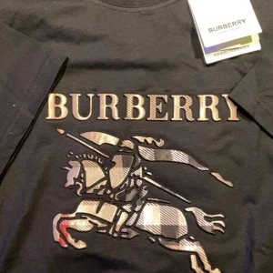 Svart t-shirt från Burberry med ridmotiv - Svart t-shirt från Burberry helt ny aldrig använd 