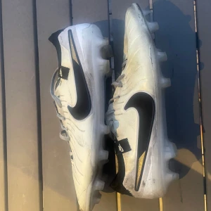 Nike tiempo elit skor - Säljer ett snyggt pat Nike tiempos för bra pris skorna är i bra skick och går att att användas fullt ut. Det ingår även en snygg Elite påse till skorna. Pris är förhandlingsbart 
