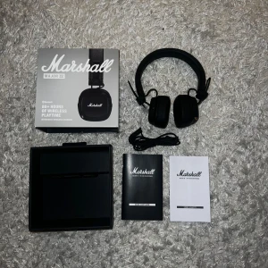 Marshall Major IV Bluetooth Hörlurar - Fullt fungerande och som nya, Låda, kablar och manual finns. 