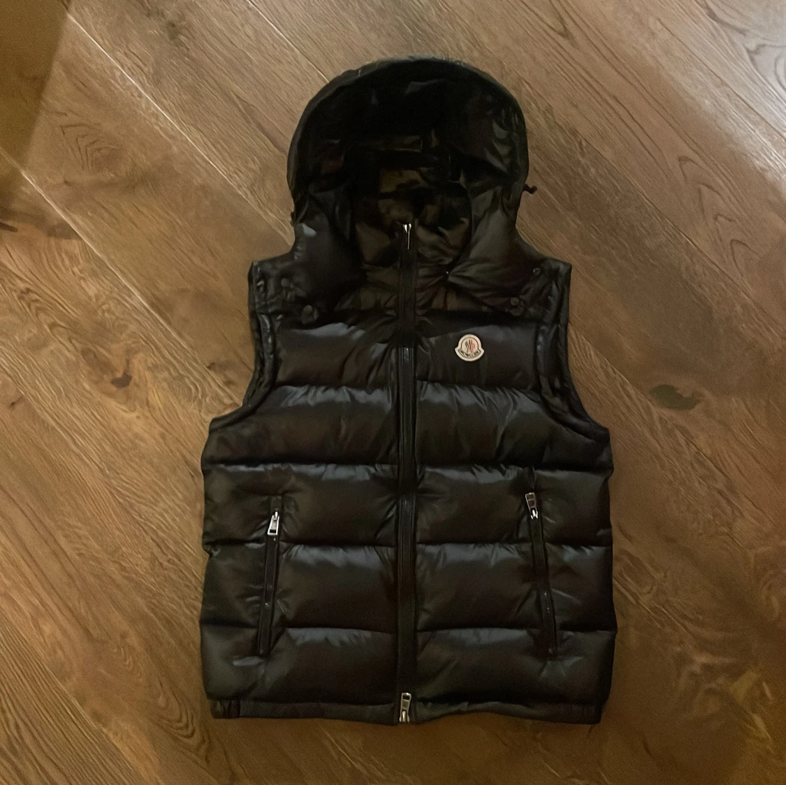 Svart dunväst från Moncler