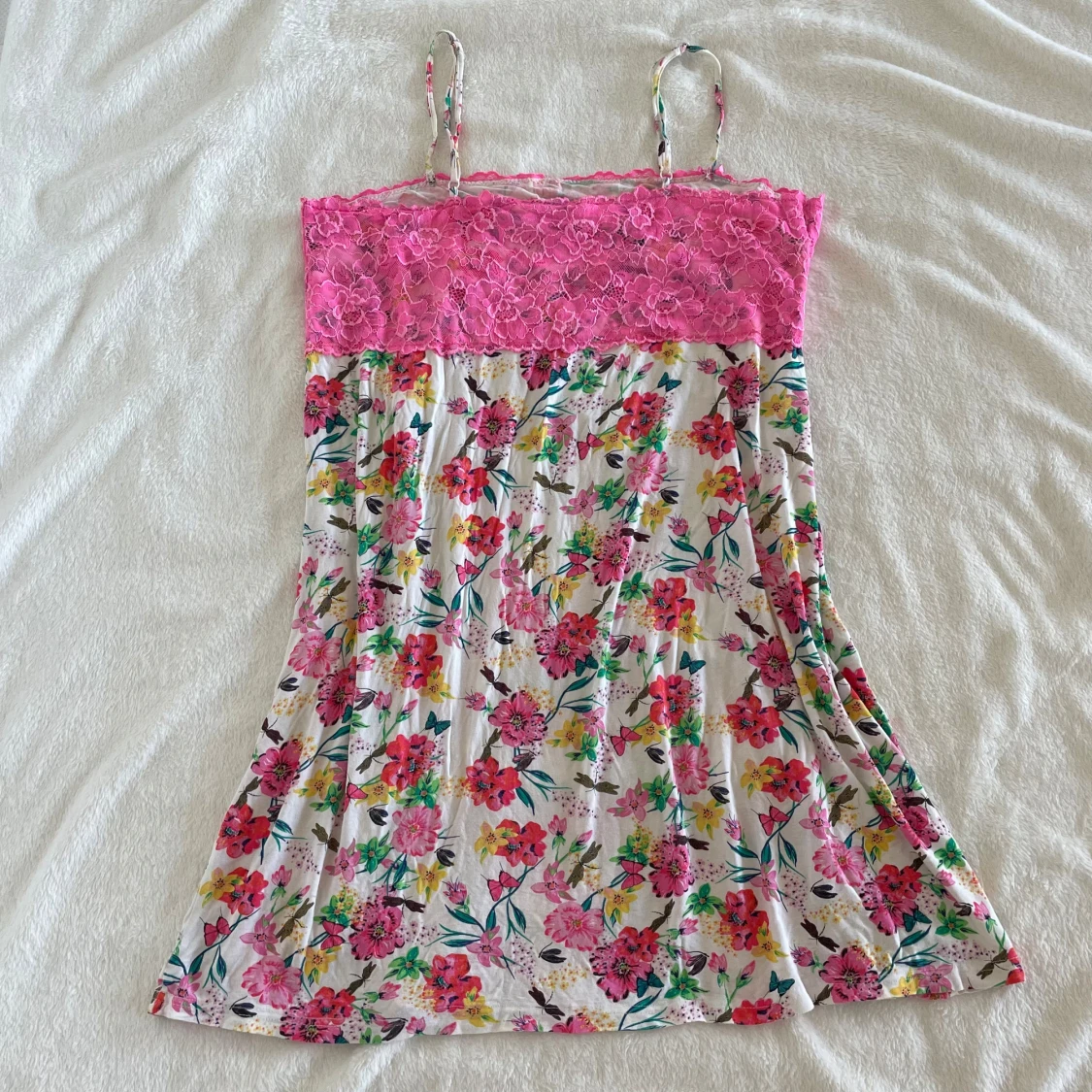 Blommig kortklänning med spets från Hunkemöller - 1