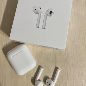 JAG SÖKER!!! - Söker efter ett par helt nyöppnade gen 2 airpods, dom på bilden. INGA ANDRA!!