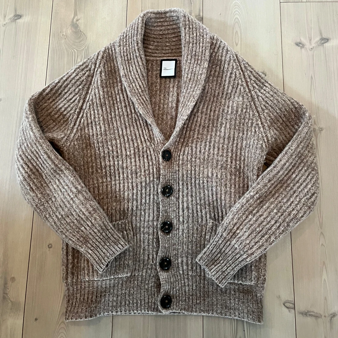 Beige stickad kofta från Ted Bernhardtz - 1