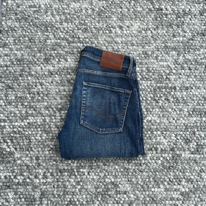 Jack & Jones Mike - Säljer dessa riktigt snygga Jack & Jones jeans i storlek 29/30 och modellen Comfort/Mike! Skick 9/10 inga konstigheter. Priset kan diskuteras vid snabb affär men kan även dom kan även bytas! /Scandi Reventio
