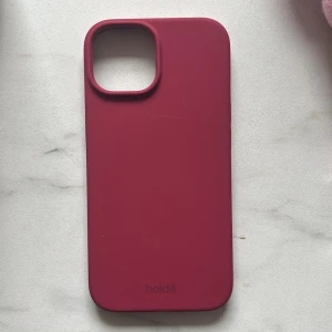 Vinrött mobilskal från Holdit - Säljer ett vinrött mobilskal från Holdit. Skalet har en matt finish och är gjort i ett mjukt material som ger bra grepp. Passar perfekt för dig som vill ha en enkel men snygg look till mobilen.( Har bara provat skalet)Läs bio!💕