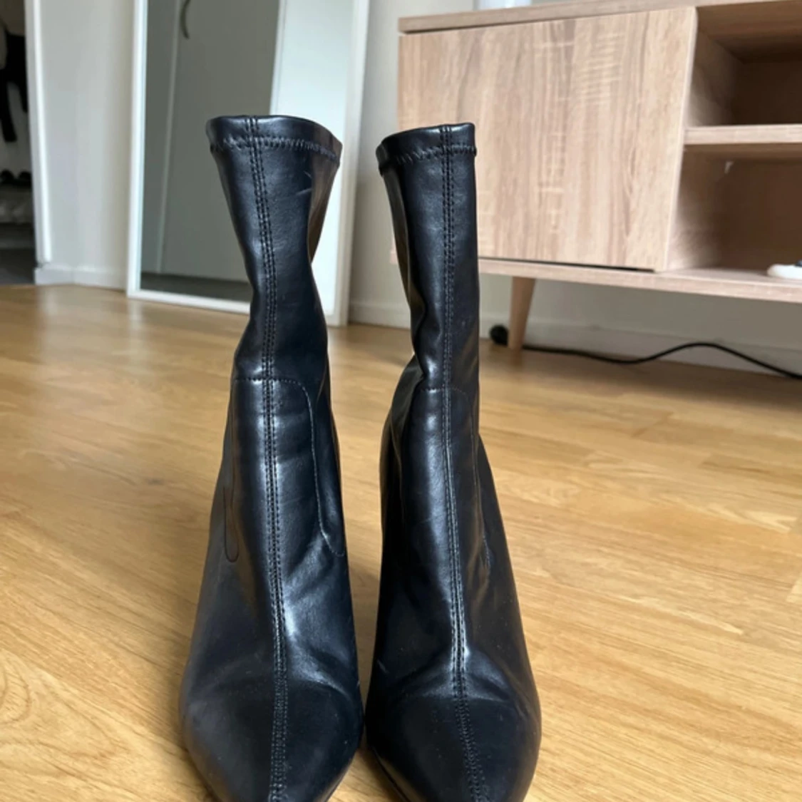 Svarta boots med klack och spetsig tå - 2