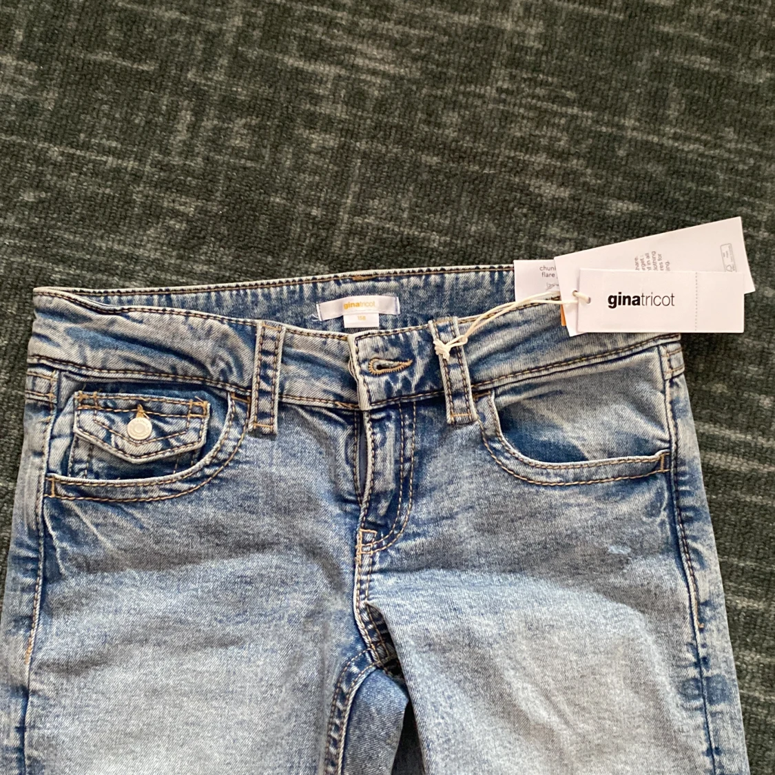 Blå bootcut lowrise jeans från Gina Tricot - 2