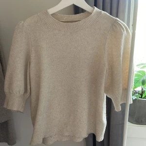 Beige stickad tröja från Vero Moda - Säljer denna fina stickade T-shirten från vero Moda! Den är i strl xs och bra skick!❤️