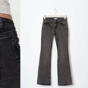 Gråa lågmidjade bootcut jeans - Säljer ett par mörkgråa bootcut jeans med låg midja från ginatricot i storlek 34, använda fåtal gånger💕